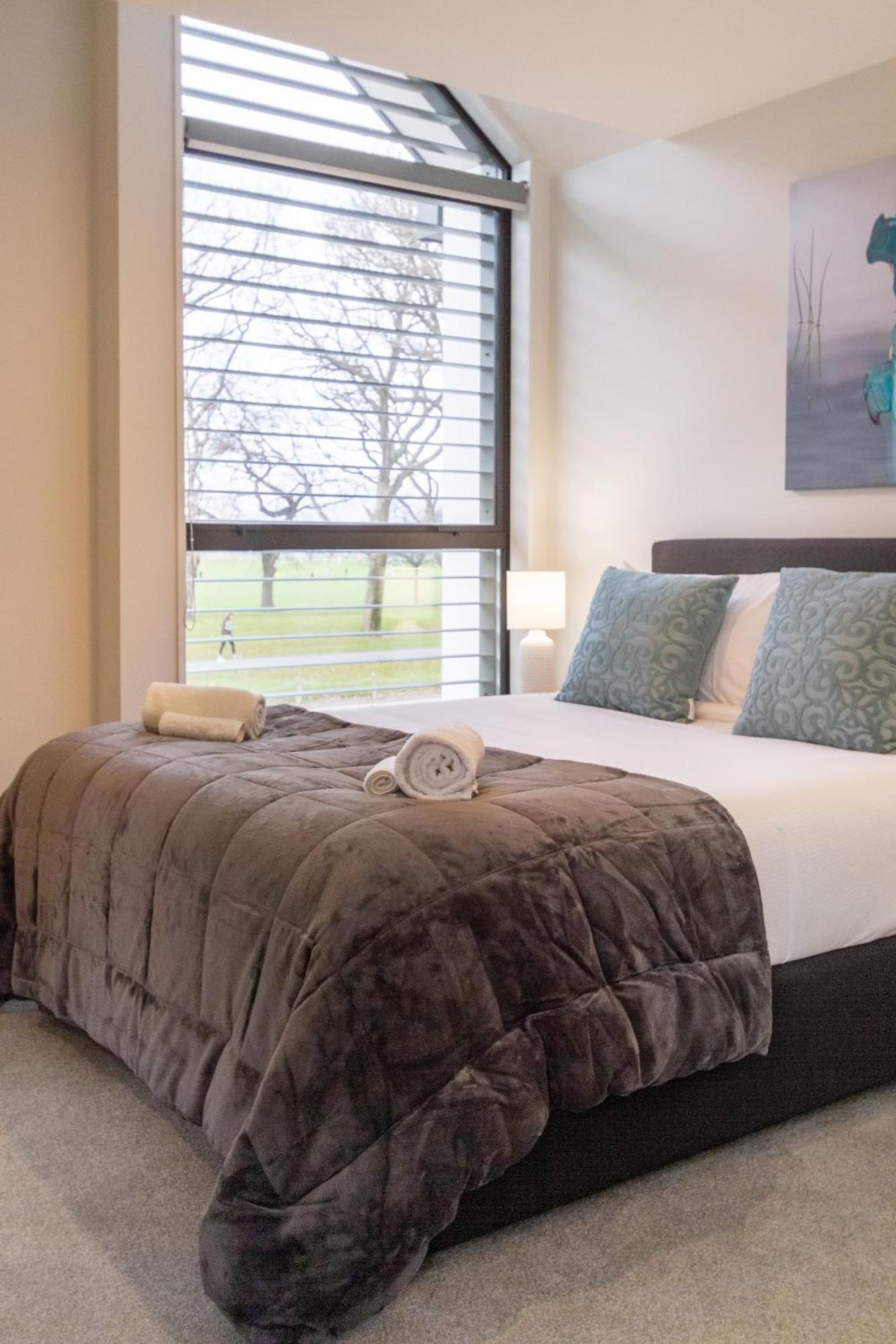 Modern 2 Bed 2 Bath Opposite Hagley Park Apartment Christchurch Exterior foto